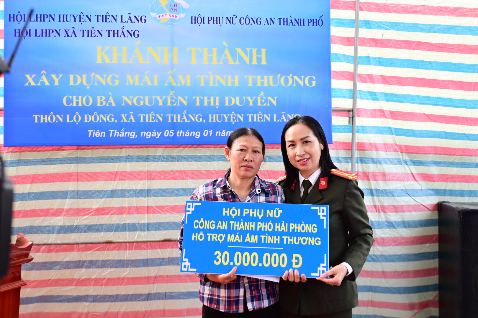 Khánh thành, trao kinh phí hỗ trợ 